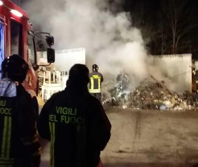 Rogo al centro rifiuti di Ciano e a Cavriago brucia un tetto 