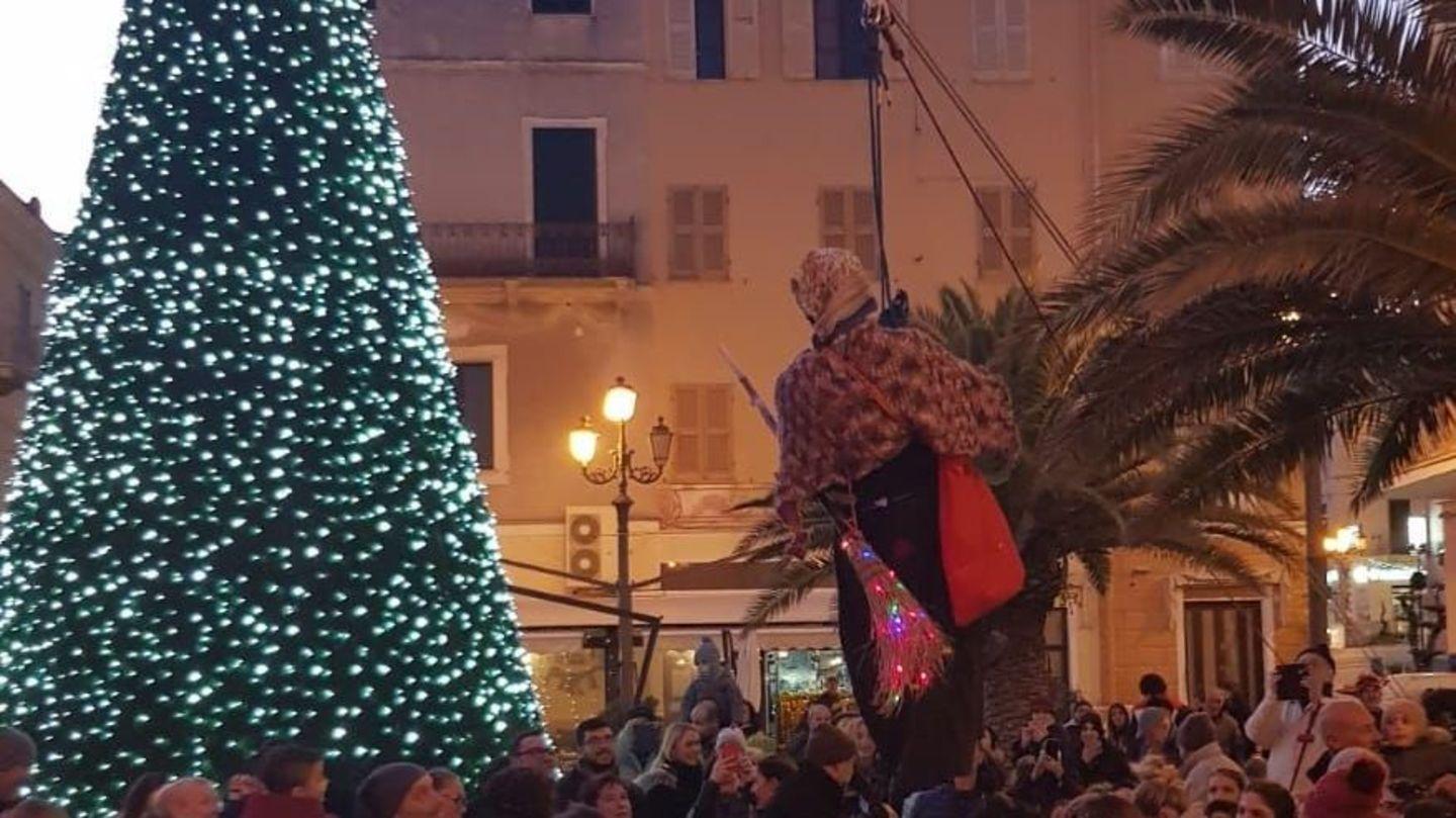 La Befana vola dal Comune in piazza