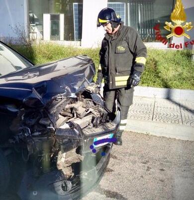 Scontro frontale in via del Frassino: tre feriti in ospedale