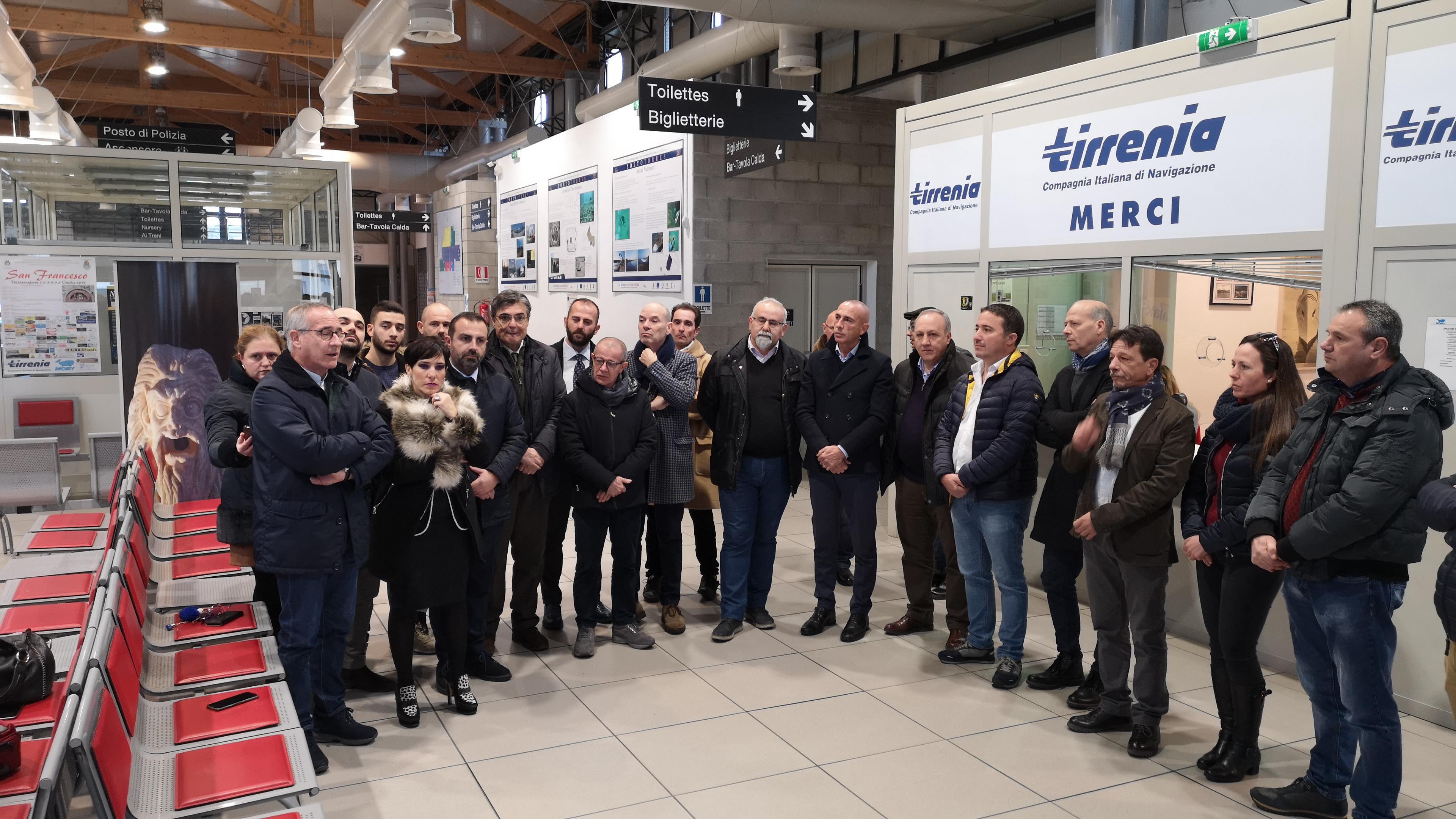 I consiglieri regionali e i sindaci riuniti al porto di Porto Torres