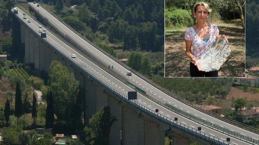 La Bretella e nel riquadro una residente della zona mostra un pezzo di cemento caduto dal viadotto