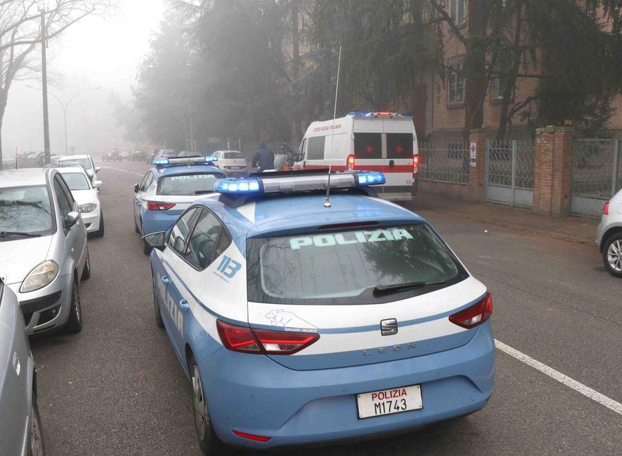 Polizia e ambulanza in via Bagaro, dove la donna ha accusato il malore fatale