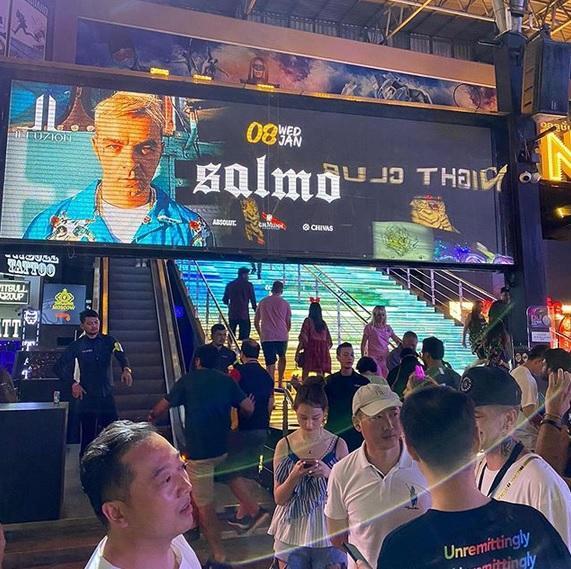Il "led" che pubblicizza il concerto di  Salmo a Phuket