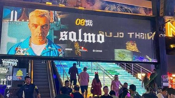 Il "led" che pubblicizza il concerto di  Salmo a Phuket
