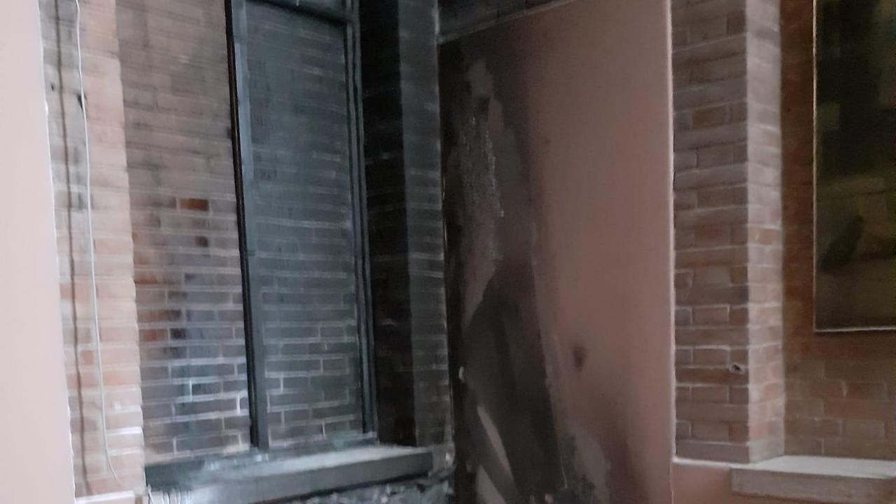 Carpi, a fuoco il presepe dei bambini in chiesa. Colpa di due petardi