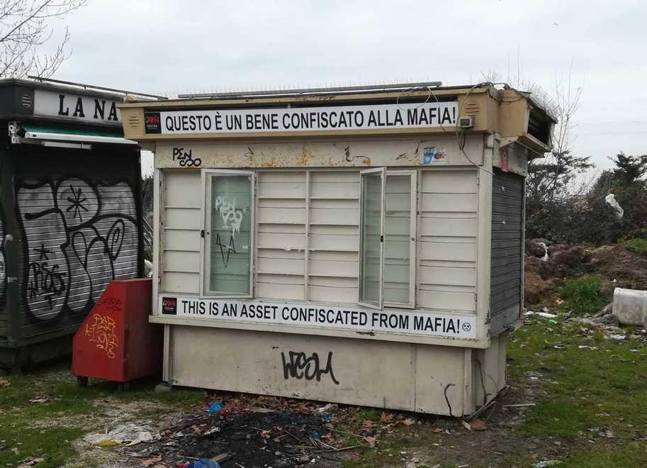 L’edicola della legalità nel deposito comunale