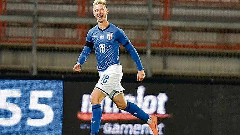 Luca Vido esulta dopo un gol segnato con la maglia della Nazionale dell'Under 21