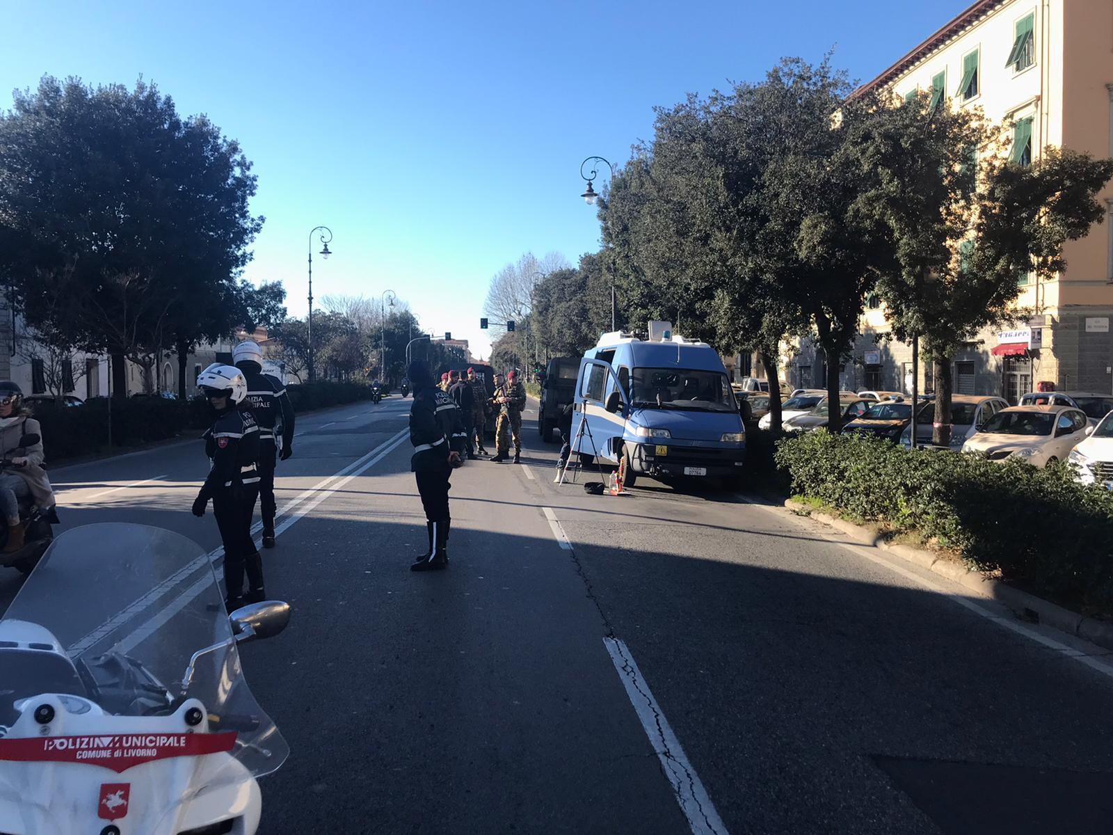 Sospetto pacco bomba sul viale Carducci: era un falso allarme