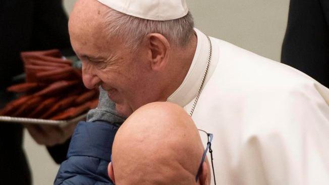 Al Papa in dono una sedia dai disabili di Centimetro zero 