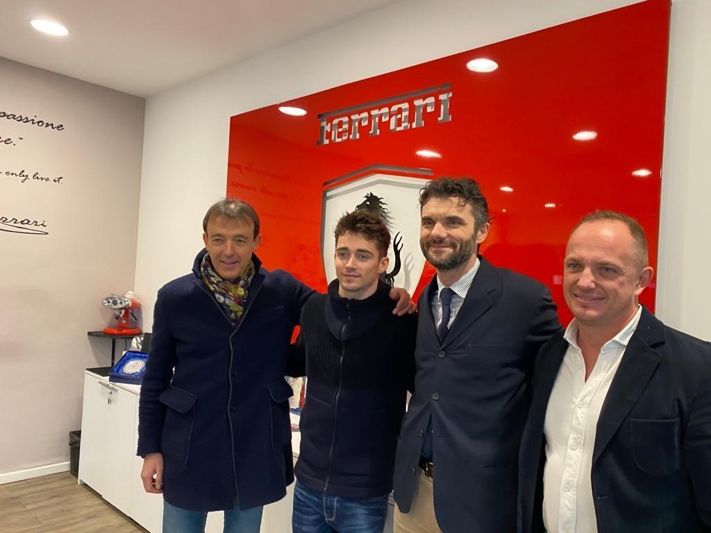 Il pilota della Ferrari Leclerc nella sede del Ferrari Club di Prato insieme all'assessore Vannucci, al sindaco Biffoni e al presidente del club Migliori