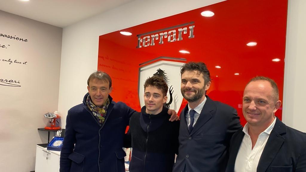 Il pilota della Ferrari Leclerc nella sede del Ferrari Club di Prato insieme all'assessore Vannucci, al sindaco Biffoni e al presidente del club Migliori