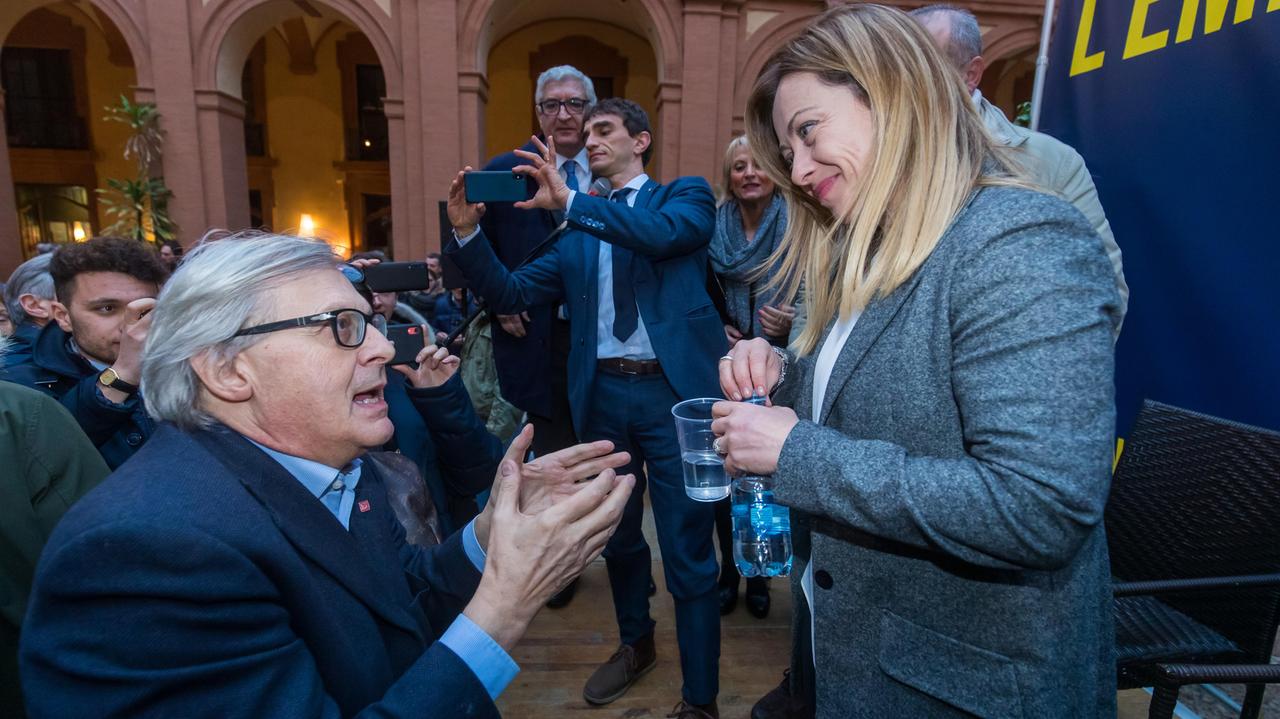 Giorgia Meloni a Ferrara nel palazzo dell'ex Borsa a colloquio con Vittorio Sgarbi