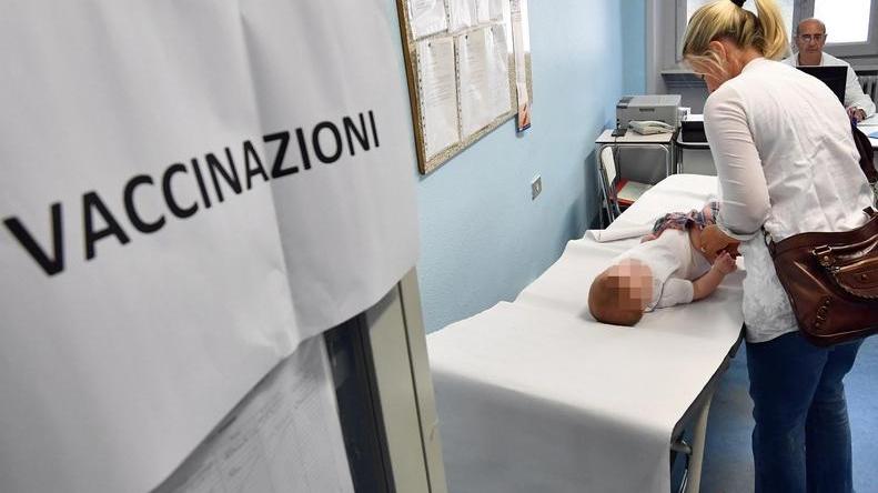 Un neonato con la mamma in una sala vaccini