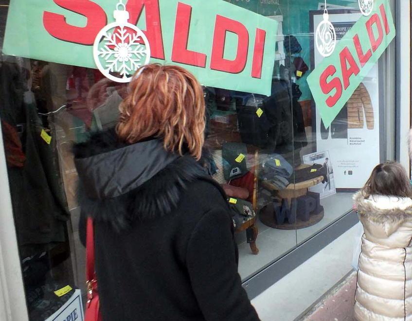 Saldi fasulli, anticipati o poco chiari: maxi multa a una dozzina di negozi a Viareggio 