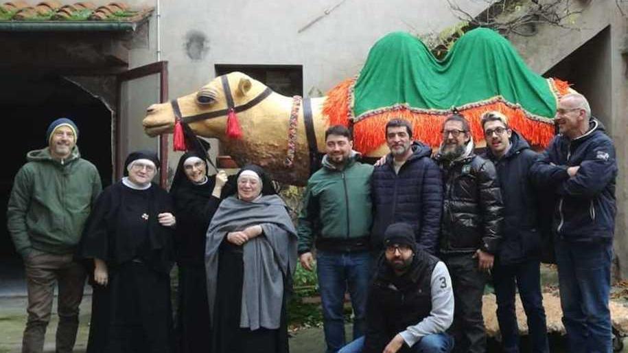 La consegna del bellissimo cammello di cartapesta, realizzato con la collaborazione dei gruppi del Carnevale di Santa Croce e donato alle suore del convento di Santa Cristiana