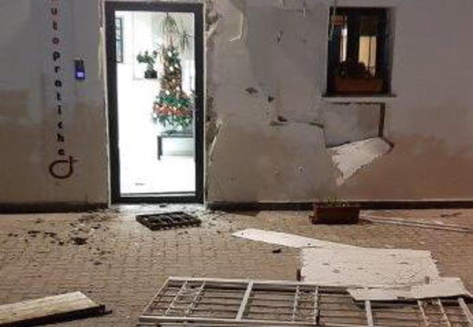 L’inferriata di protezione della porta da cui si entra nell’edificio e scaraventata a terra dopo che la banda l’ha sradicata utilizzando lo stesso furgone