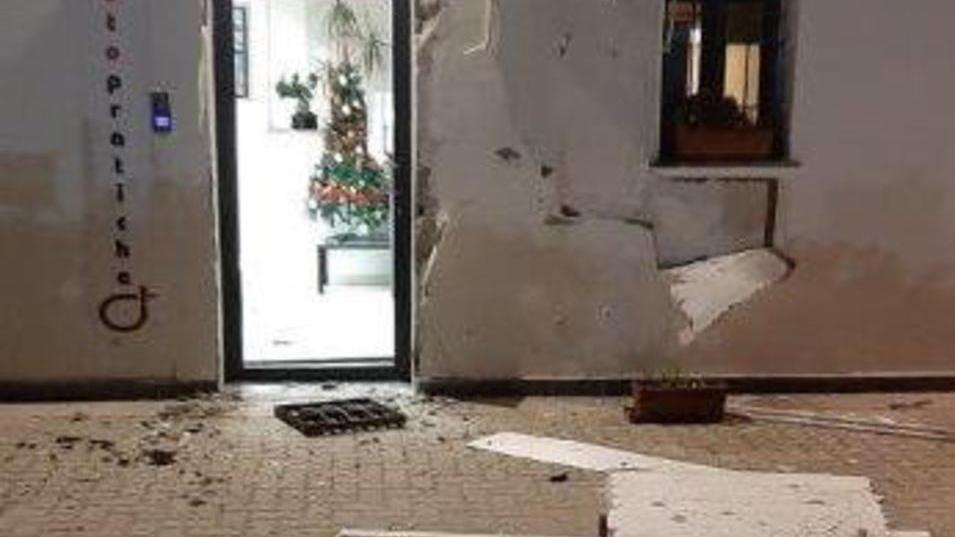 L’inferriata di protezione della porta da cui si entra nell’edificio e scaraventata a terra dopo che la banda l’ha sradicata utilizzando lo stesso furgone