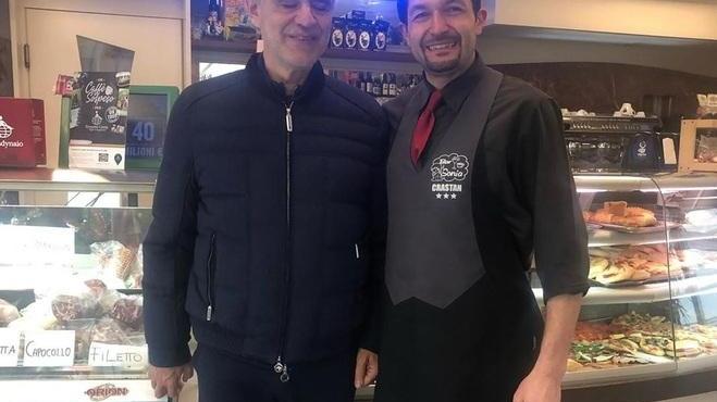 Un caffè al bar Sonia per il maestro Andrea Bocelli