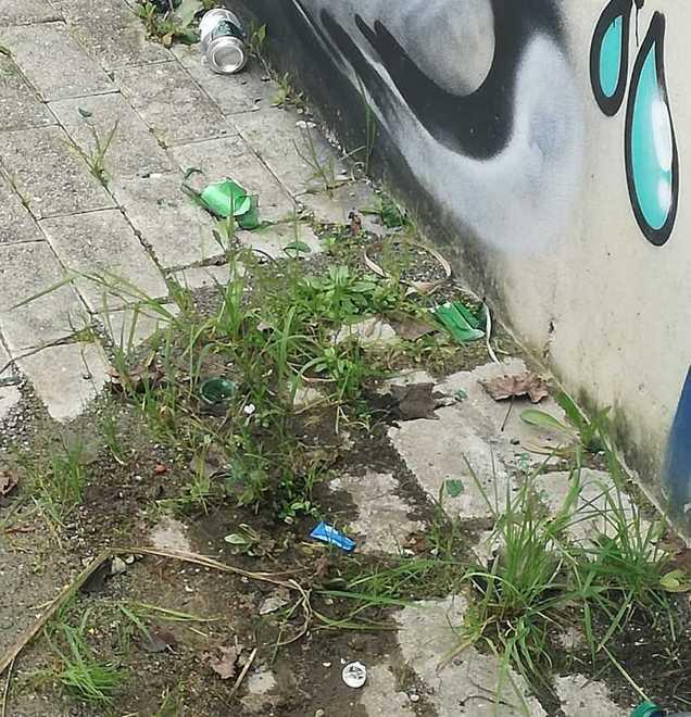 Resti di bivacchi nel sottopasso di Tassignano