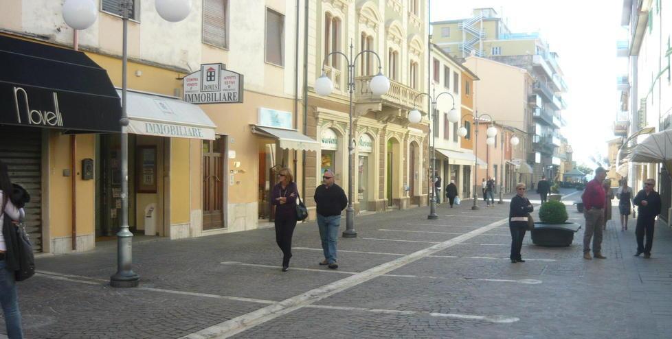 I negozi chiusi in città sono 55 Resistono solo i ristoranti 