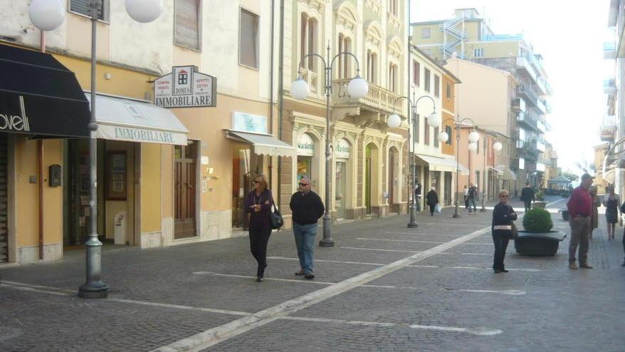 I negozi chiusi in città sono 55 Resistono solo i ristoranti