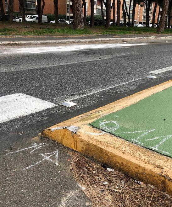 Perde il controllo del suo scooter e finisce sotto l’auto Muore a 38 anni 