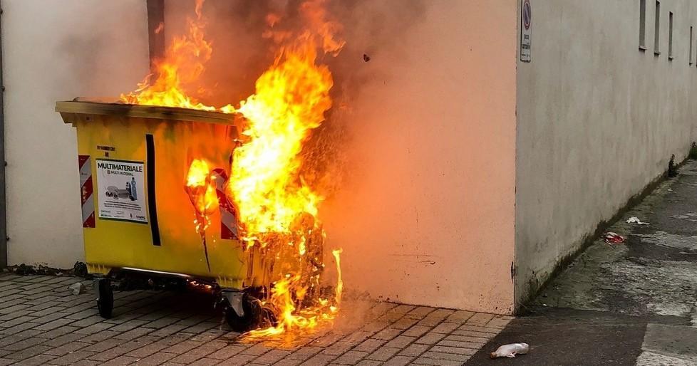 Cassonetto dato alle fiamme