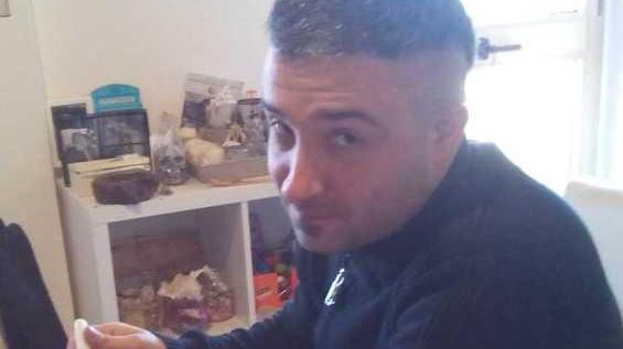 Perde il controllo del suo scooter e finisce sotto l’auto Muore a 38 anni