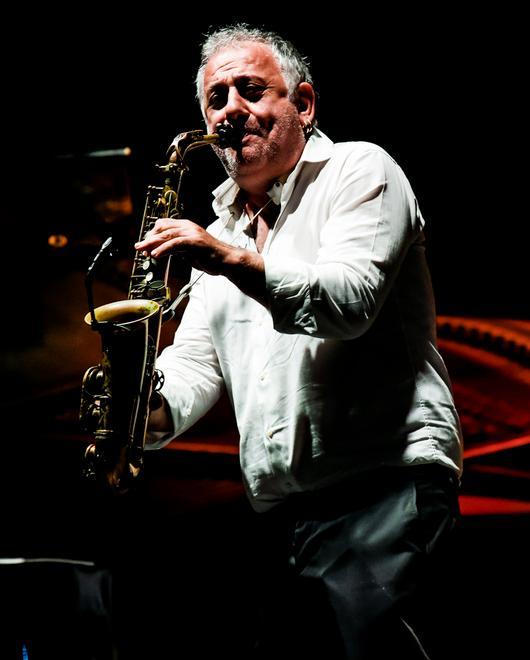 A lezione (gratis) di improvvisazione di strumenti e canto col maestro Zurzolo 