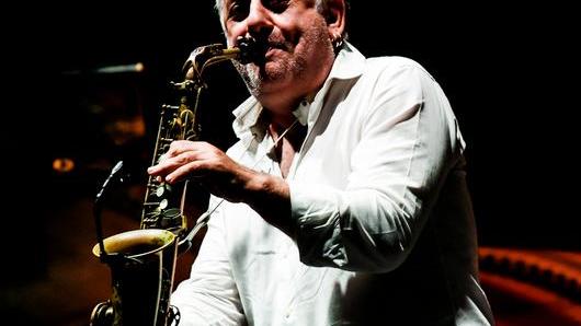 A lezione (gratis) di improvvisazione di strumenti e canto col maestro Zurzolo