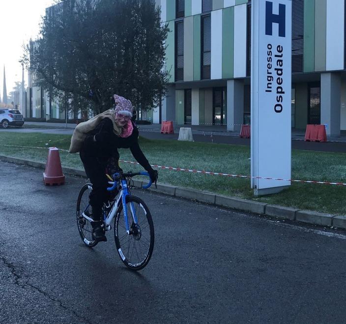 La campionessa di ciclismo veste i panni della Befana e consegna un centinaio di doni a Pistoia e provincia