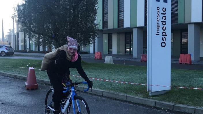 La campionessa di ciclismo veste i panni della Befana e consegna un centinaio di doni a Pistoia e provincia