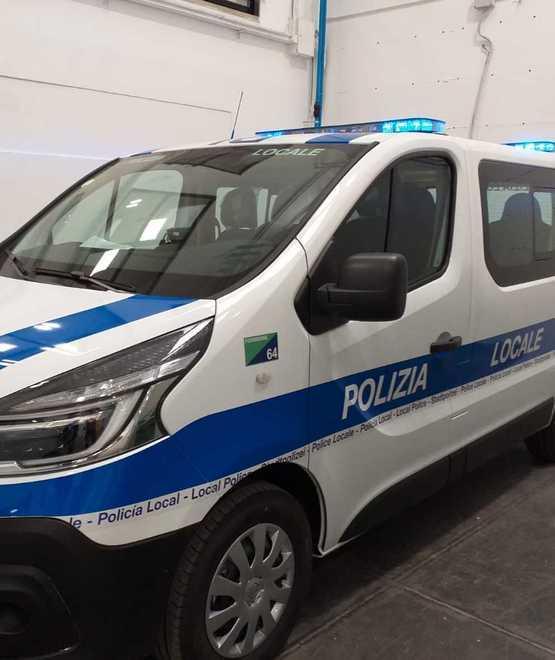 Ufficio mobile dei vigili fa litigare i politici 