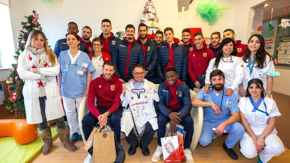 I granata in visita in pediatria per regalare doni e sorrisi