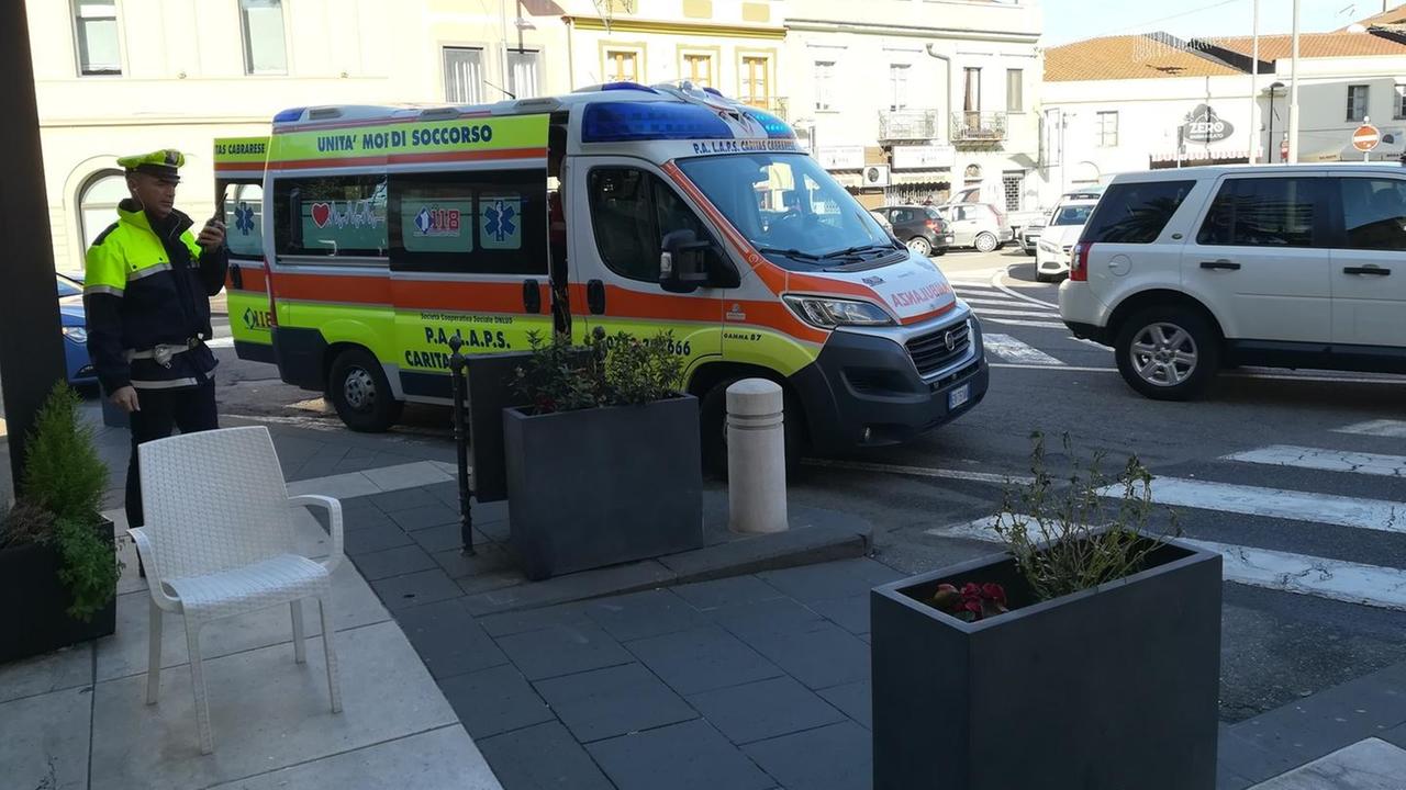 Uomo cade, sotto accusa i marcipiedi