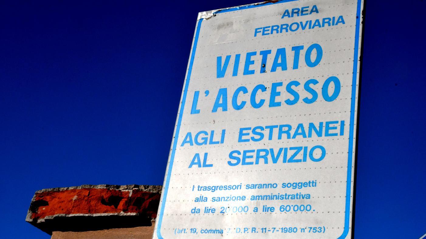 Oristano, in stazione il cartello che ignora l’euro 