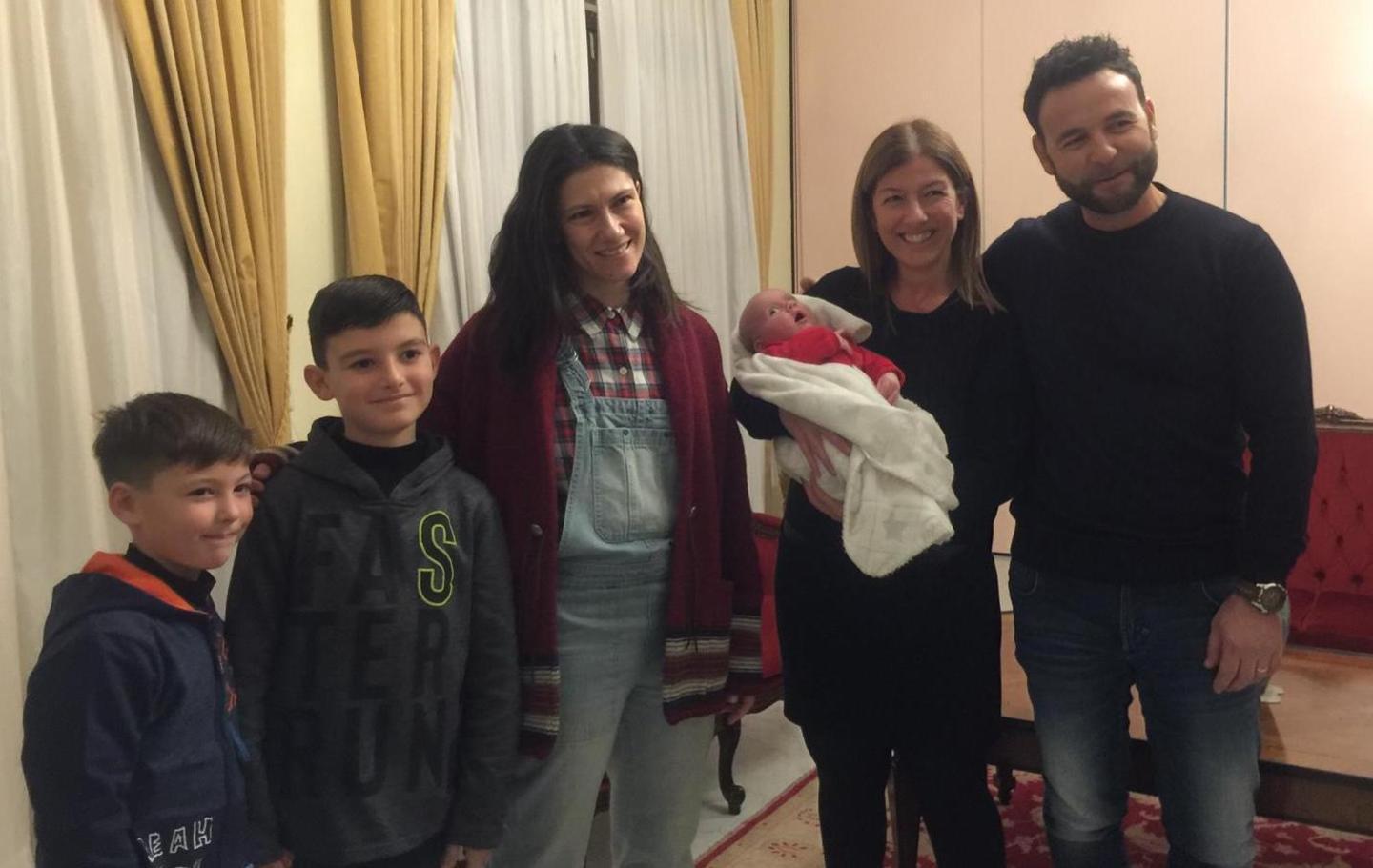 A Olbia Elisa abbraccia la sua fan più giovane 