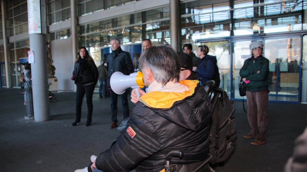 La protesta dei disabili al Versilia