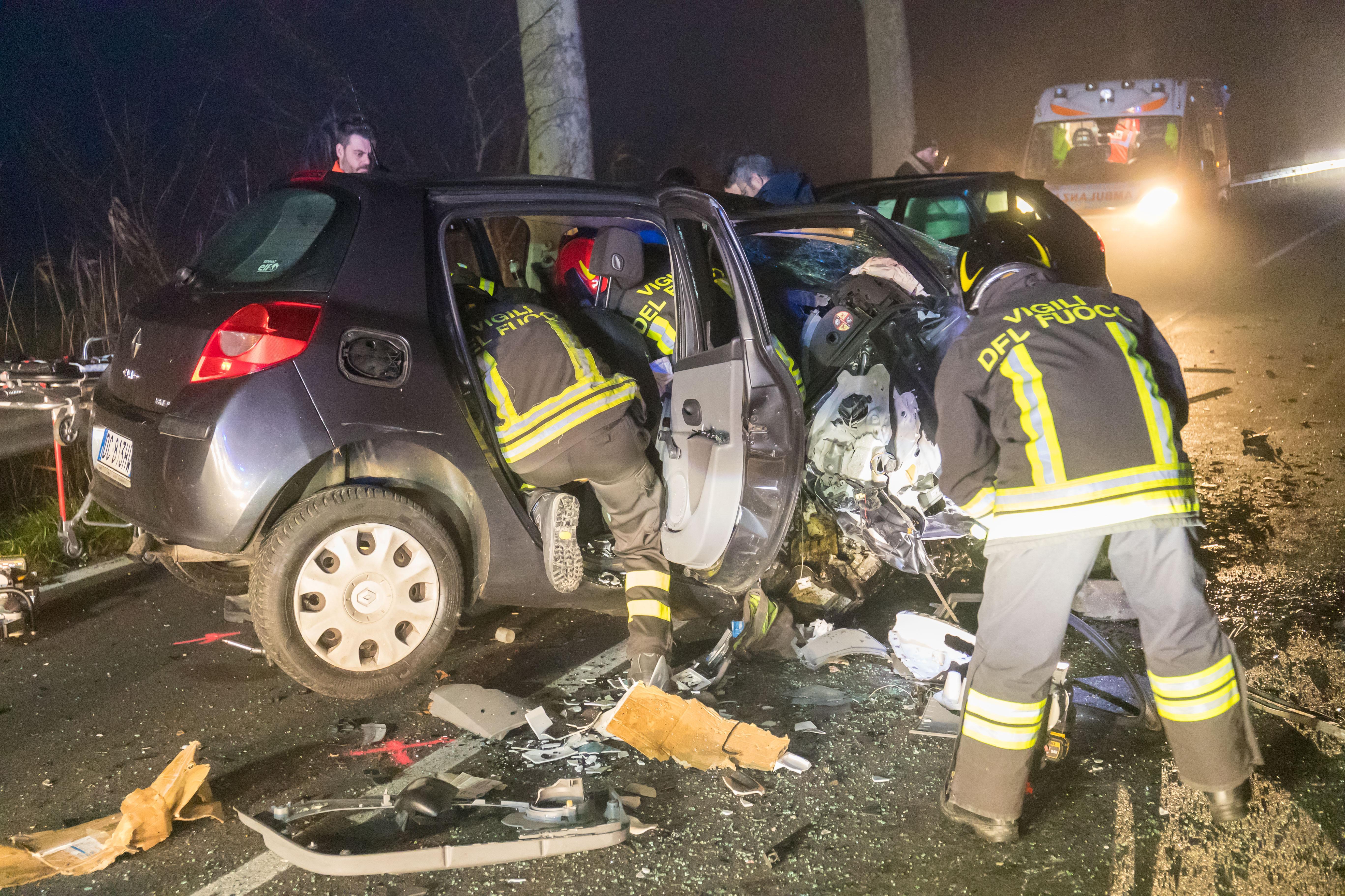 Ferrara, violento frontale tra due auto in via Pomposa