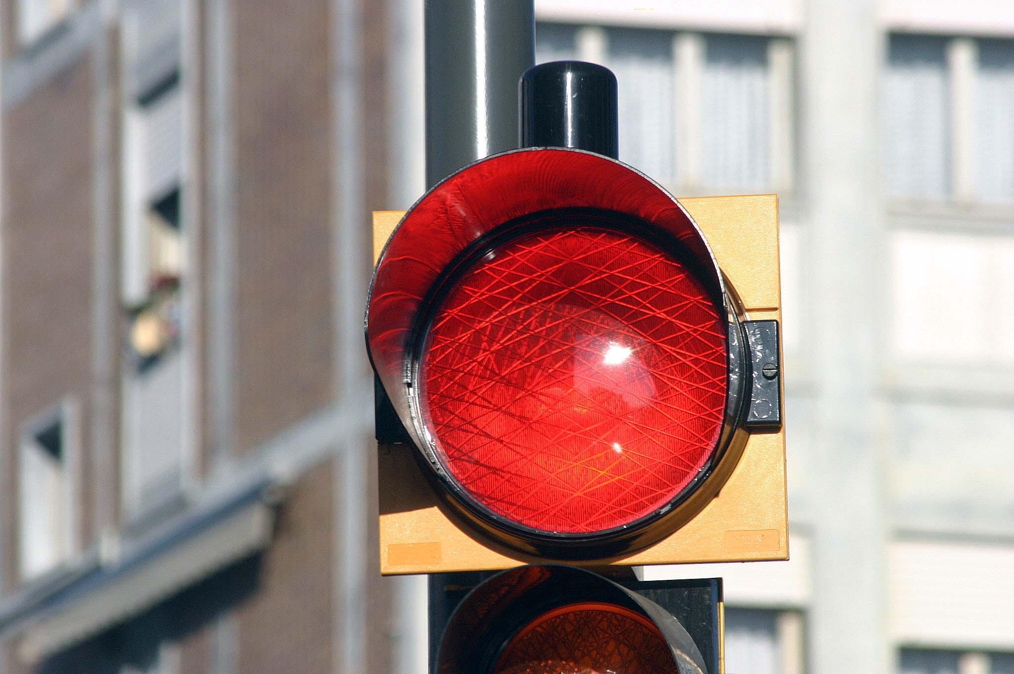 Attraversano il viale con il semaforo rosso: multati tre ragazzi
