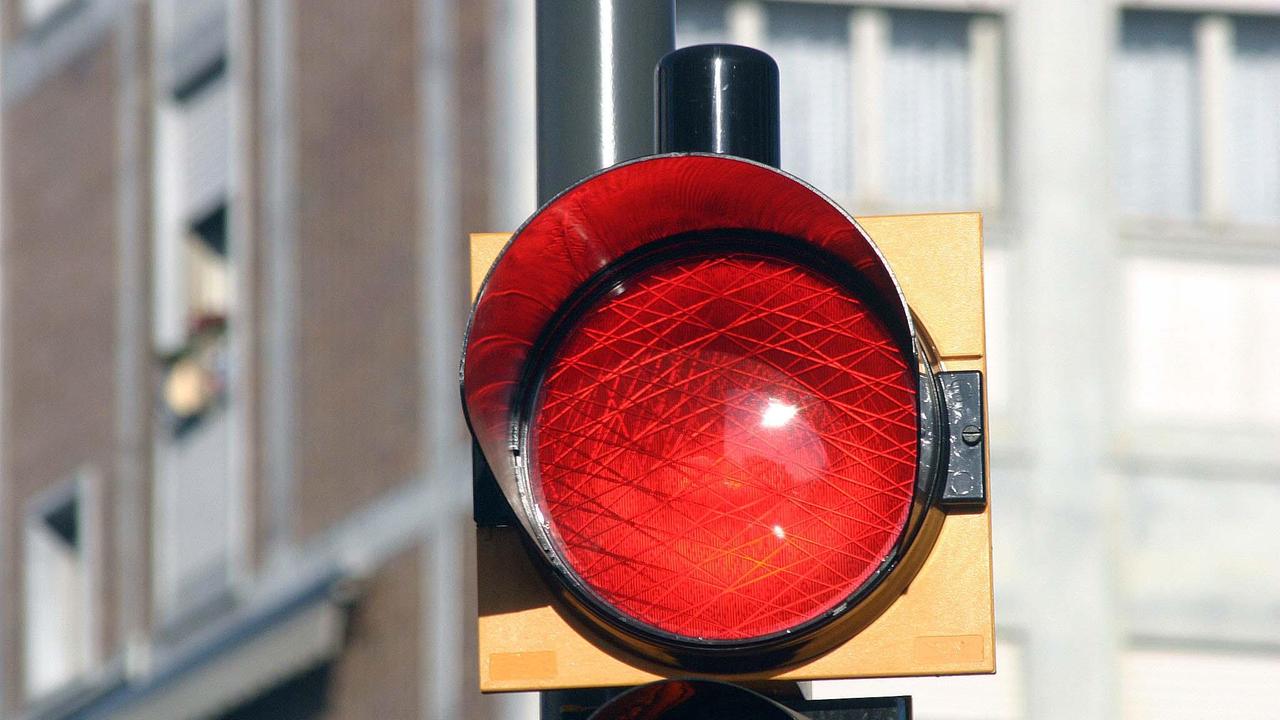 Attraversano il viale con il semaforo rosso: multati tre ragazzi