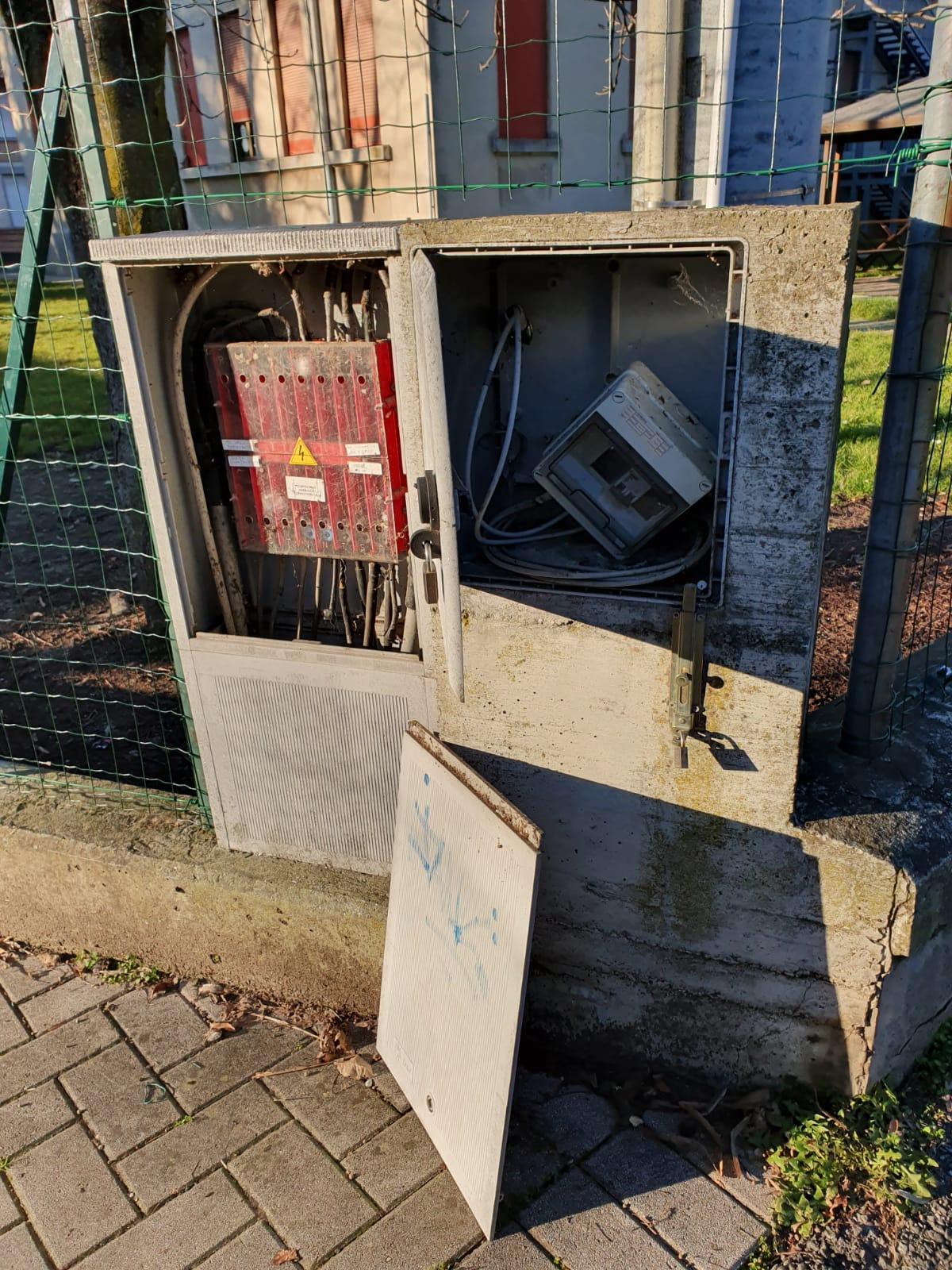 Una centralina manomessa dai vandali a Montecchio