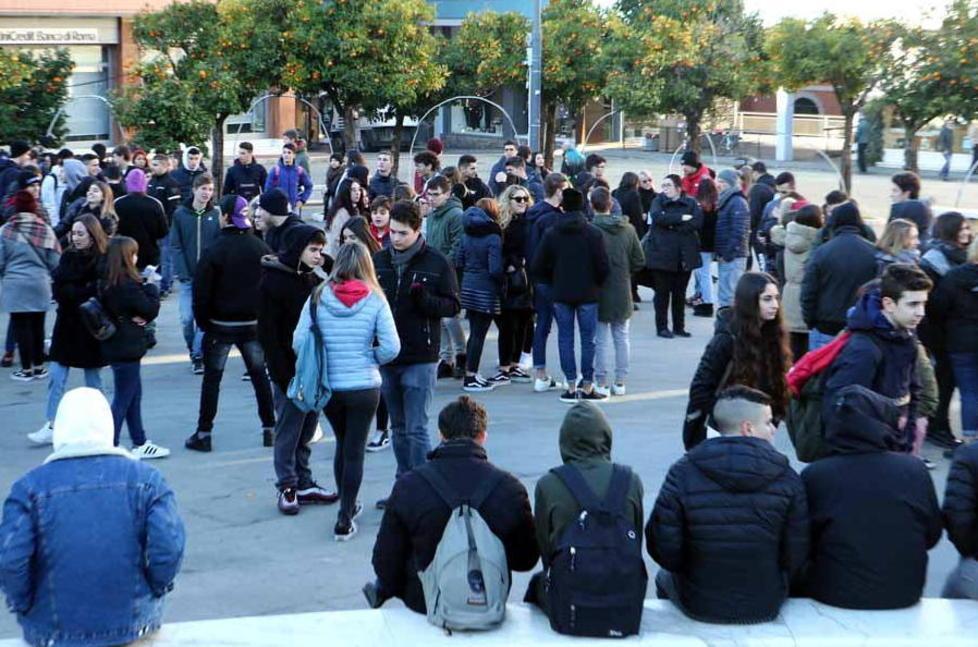 Dieci aule e cucina inagibili, niente palestra Tornano in piazza i ragazzi dell’Alberghiero 