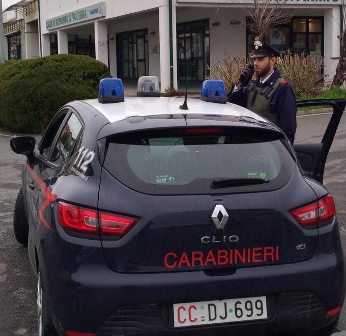 Molesta una vicina di casa 70enne, poi la minaccia al telefono 
