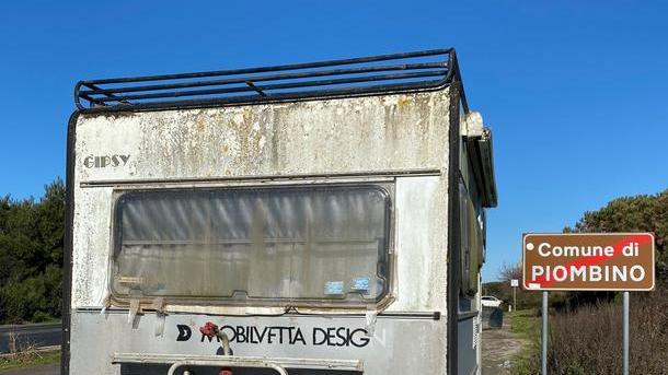 Il mistero del camper abbandonato che si è spostato di qualche metro (e così ha cambiato comune)