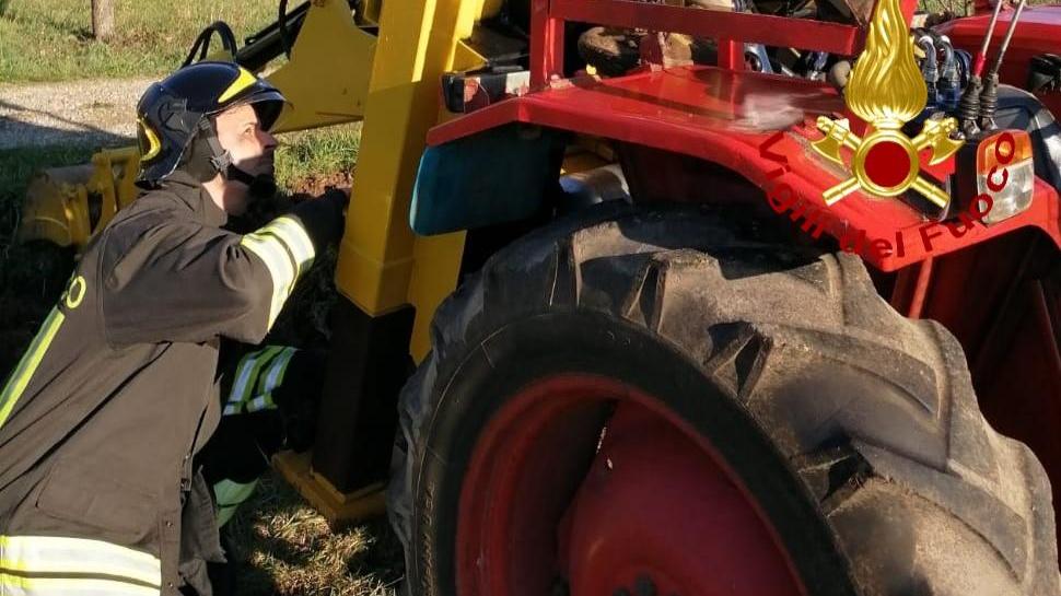 Pitigliano: modifica la benna e muore schiacciato dal trattore