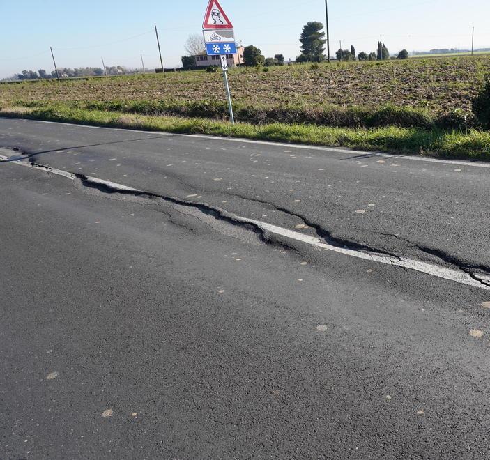 Sta sprofondando la strada dell’Arnaccio: ulteriori danni all’asfalto dopo le forti piogge - Foto