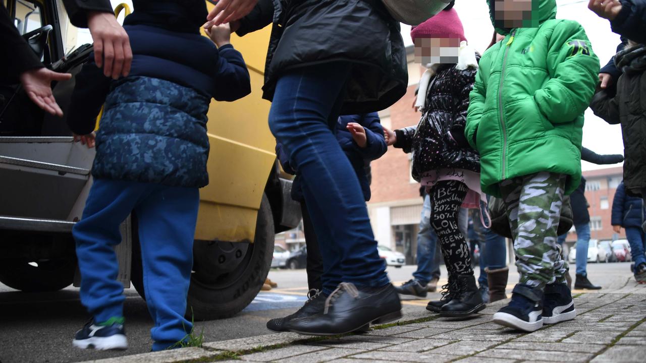 Autista dello scuolabus, palpeggia madre di un alunno