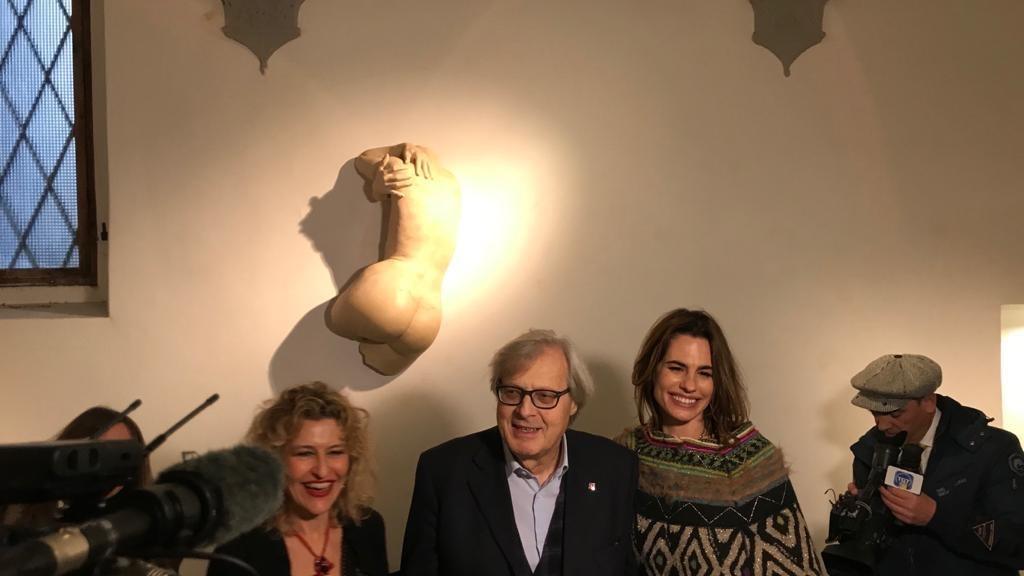 Da sinistra: l'artista Elena Mutinelli, Vittorio Sgarbi e la gallerista Francesca Sacchi Tommasi