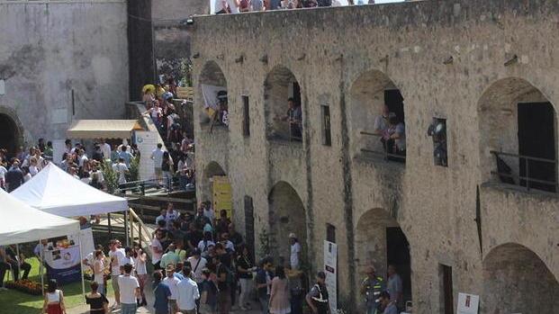 Il Castello Malaspina affollato di persone